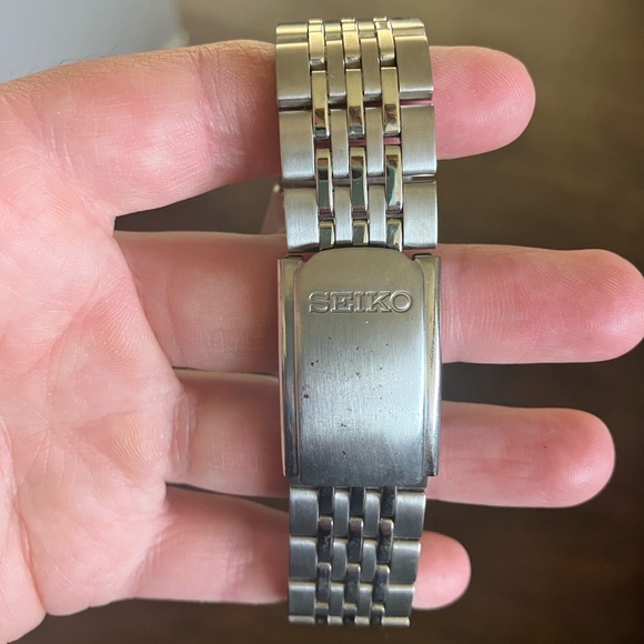 Seiko Black Dial Silver Bracelet Watch V148 - 9020 - Picture 3 of 10